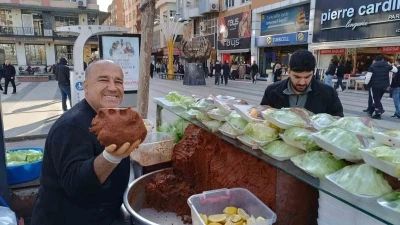 Batman’da iftar öncesi çiğköfte kuyruğu
