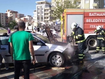 Batman’da seyir halindeki otomobil alev aldı
