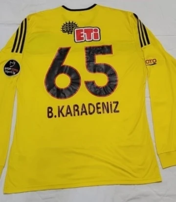 Batuhan Karadeniz’den depremzedelere Eskişehirspor formalı destek
