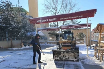 Bayburt Belediyesinin kar mesaisi aralıksız devam ediyor
