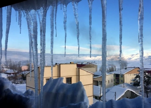 Bayburt buz tuttu; Çatı saçaklarındaki buz sarkıtları ekiplerce temizleniyor
