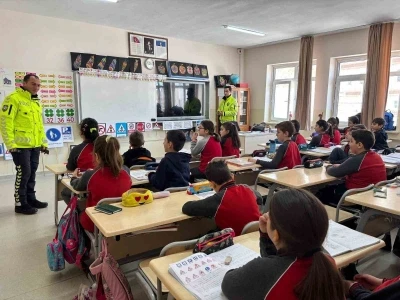 Bayburt polisinden öğrencilere trafik eğitimi
