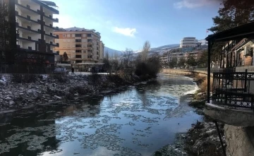 Bayburt’ta Çoruh nehri kısmi buz tuttu
