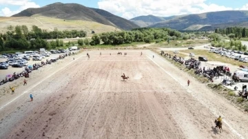 Bayburt’ta renkli görüntülere sahne olan cirit şampiyonluğu davul zurnayla coşkuyla kutlandı
