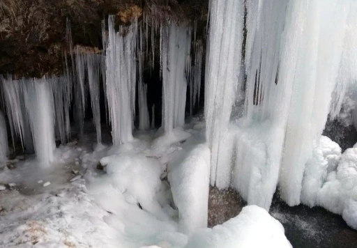 Bayburt’ta Sırakayalar Şelalesi buz tuttu
