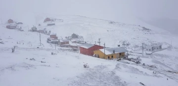 Bayburt - Trabzon sınırındaki yaylalar beyaza büründü
