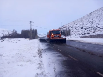 Bayburt’un yüksek kesimlerinde karla mücadele sürüyor
