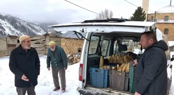 Bayburtlu fırıncı karlı yolları aşarak yıllardır köylere ekmek götürüyor
