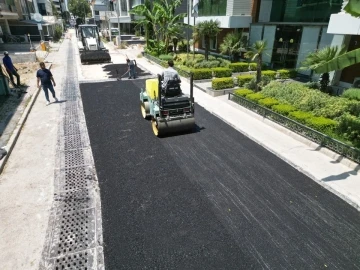 Bayraklı’da asfaltlama, kilit parke gibi çalışmalar hız kazandı
