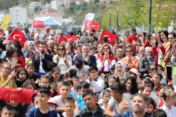 Bayraklı ve Selçuk’ta 23 Nisan’da çocuklar doyasıya eğlendi
