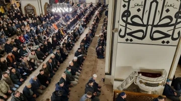 Bayram namazı kılmak isteyen vatandaşlar tarihi Ulu Camii’ne akın etti: Kilometrelerce oluşan trafik havadan görüntülendi
