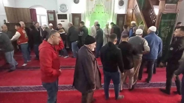 Bayram namazı sonrasında camilerde geleneksel bayramlaşma yapıldı
