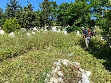 Bayram öncesinde mezarlıklar bakıma alındı
