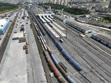 Bayram tatili nedeniyle trenlere vagonların eklenmesi havadan görüntülendi
