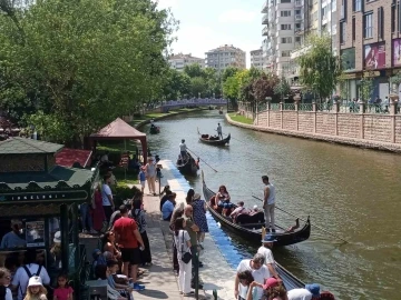 Bayram tatilini fırsat bilen turistler Eskişehir’e akın etti
