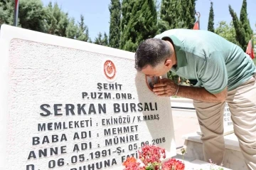 Bayram ve Babalar Günü’nde şehit oğluna ziyaret
