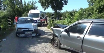 Bayramiç’te otomobiller kafa kafaya çarpıştı: 8 yaralı
