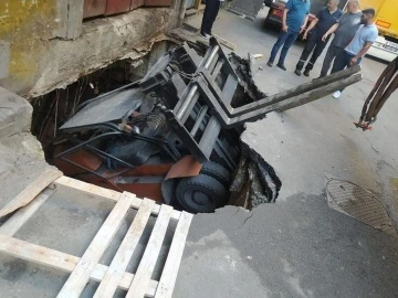 Bayrampaşa’da çukura düşen forklift vinç yardımıyla kurtarıldı
