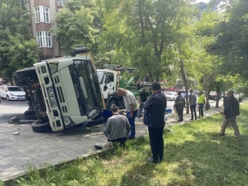 Bayrampaşa’da kamyon devrildi, genç kadın yaralandı: O anlar kamerada
