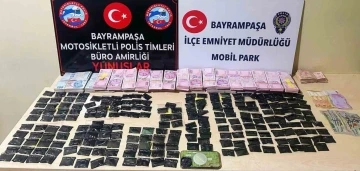 Bayrampaşa’da şüpheli araçtan çok sayıda uyuşturucu madde ve yüklü miktarda para çıktı
