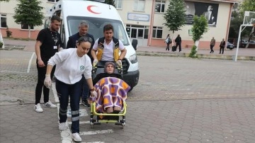 Bazı vatandaşlar oy kullanacakları okullara ambulansla getirildi