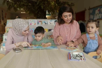 Bebekler bu kütüphanede hem gelişimlerini sağlıyor hem de sosyalleşiyor
