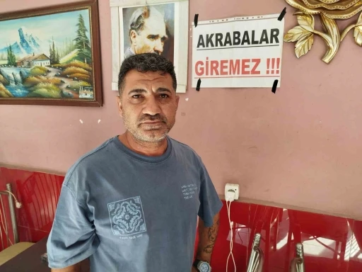 Dükkanına ’Akrabalar giremez’ pankartı astı