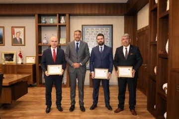 Belediye Başkan Yardımcıları Abdullah Damcı, Murat Arık ve Ertuğrul Cevahir’e başarı belgesi
