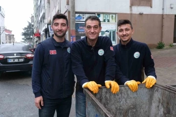 Belediye başkanı 1 Mayıs’ta çöp kamyonunun arkasında mesai yaptı
