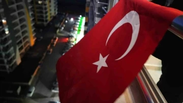 Belediye hoparlörden duyurdu, vatandaşlar şehitler için evine Türk bayrağı astı
