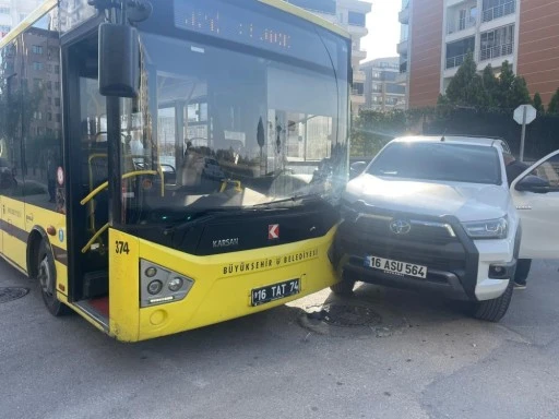 Bursa'da belediye otobüsü kamyonetle çarpıştı : 1 yolcu yaralandı