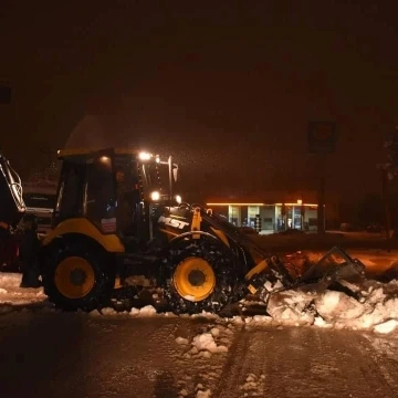 Belediye yoğun kar yağışında olumsuzlukları önlemeye çalışıyor
