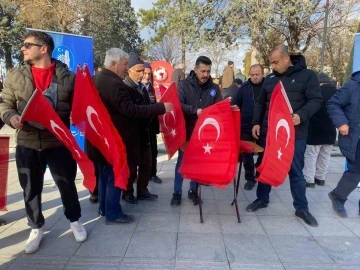 Belediyeden vatandaşlara Türk bayrağı
