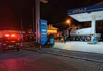 Benzin istasyonunda tanker alev aldı, faciadan dönüldü