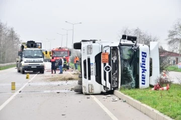 Benzin yüklü tanker devrildi, karayolu 6 saat trafiğe kapatıldı