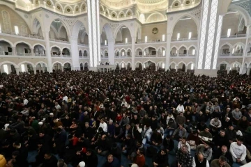 Berat Kandili’nde Şahinbey Millet Camii doldu taştı
