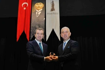 Bergama’da Dr. Tanju Çelik mazbatasını alarak göreve başladı
