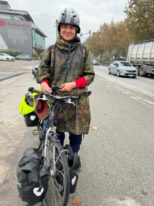 Berlin’den pedal çeviren genç Bursa’da mola verdi