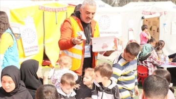 Beş büyük deprem atlatan okul müdürü çadır kentte vatandaşlara destek oluyor