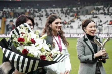 Beşiktaş yönetiminden, şampiyon güreşçi Nesrin Baş’a plaket
