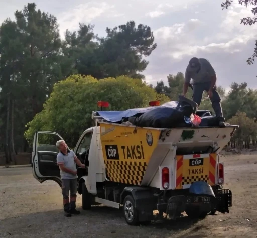 Beşiktaşlı taraftarlardan çevre temizliği
