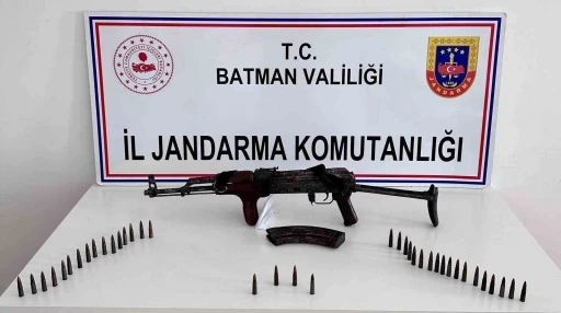 Beşiri’de bir evde yapılan aramada uzun namlulu kaçak silah ele geçirildi
