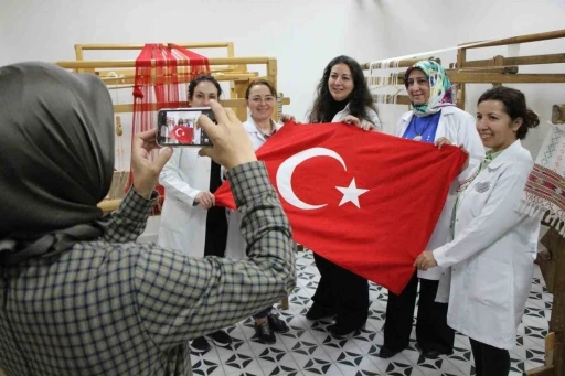 Besmele çekerek başladılar, mekik ve ilmeklerle bayrak dokudular
