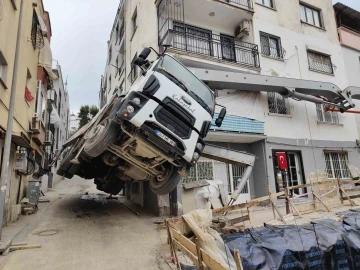 Beton dökme aracı şaha kalktı
