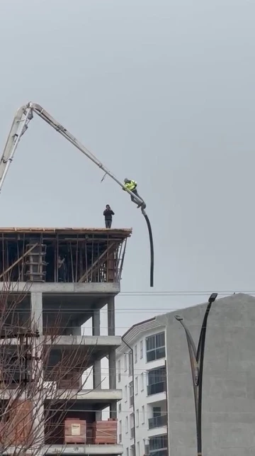 Beton pompasının üstüne uzanıp adeta ölüme meydan okudu
