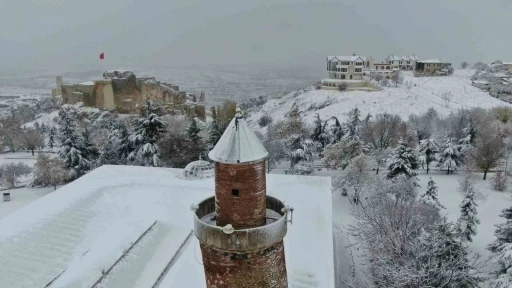 Beyaz gelinliğini giyen Harput’ta kartpostallık görüntüler oluştu
