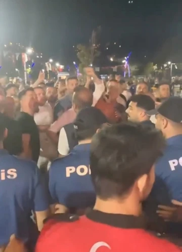 Beykoz Belediyesi’nin konserinde sanatçı Suavi protesto edildi
