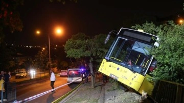 Beykoz’da freni boşalan park halindeki İETT otobüsü evin bahçesine düştü