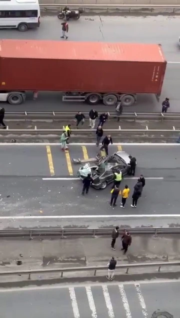 Beylikdüzü Ambarlı Liman Yolu’nda bir otomobil önce bir tıra ardından bariyerlere çarpması sonucu 3 kişi hayatını kaybetti.
