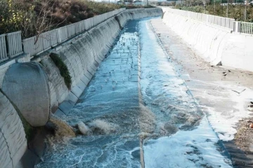 Beylikdüzü’nde atık sular nedeniyle derenin rengi değişti
